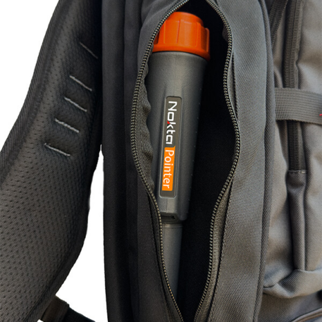 Nokta DetectoBag Backpack Side Pocket with Pointer Nokta Pointer stored in the side zipper pocket of a black Nokta DetectoBag metal detecting backpack.
